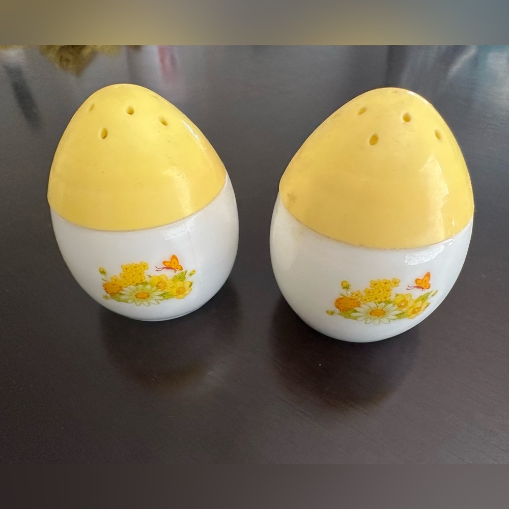 AVON 1970s Yellow and White Floral Salt and Pepper Shakers